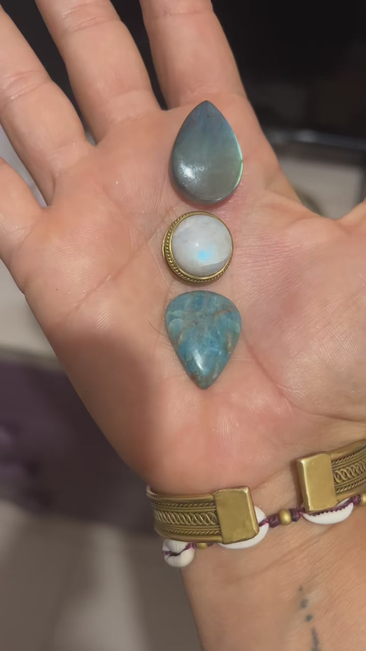 Boho Necklace with Labradorite, Moonstone & Apatite – Spiritual Gemstone Jewelry for Intuition, Balance & Clarity